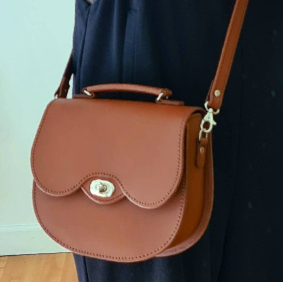 Zatchels - Handmade Leather Twist Lock Saddle Bag in Chestnut